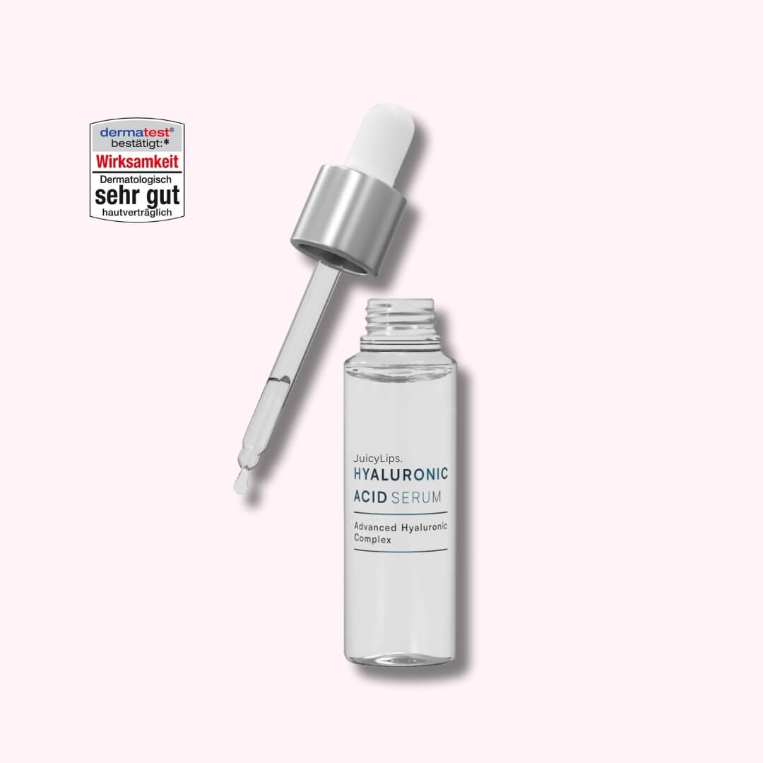 JuicyLips Hyaluron Serum – Glasflasche mit Pipette auf rosa Hintergrund, intensive Feuchtigkeitspflege für die Haut