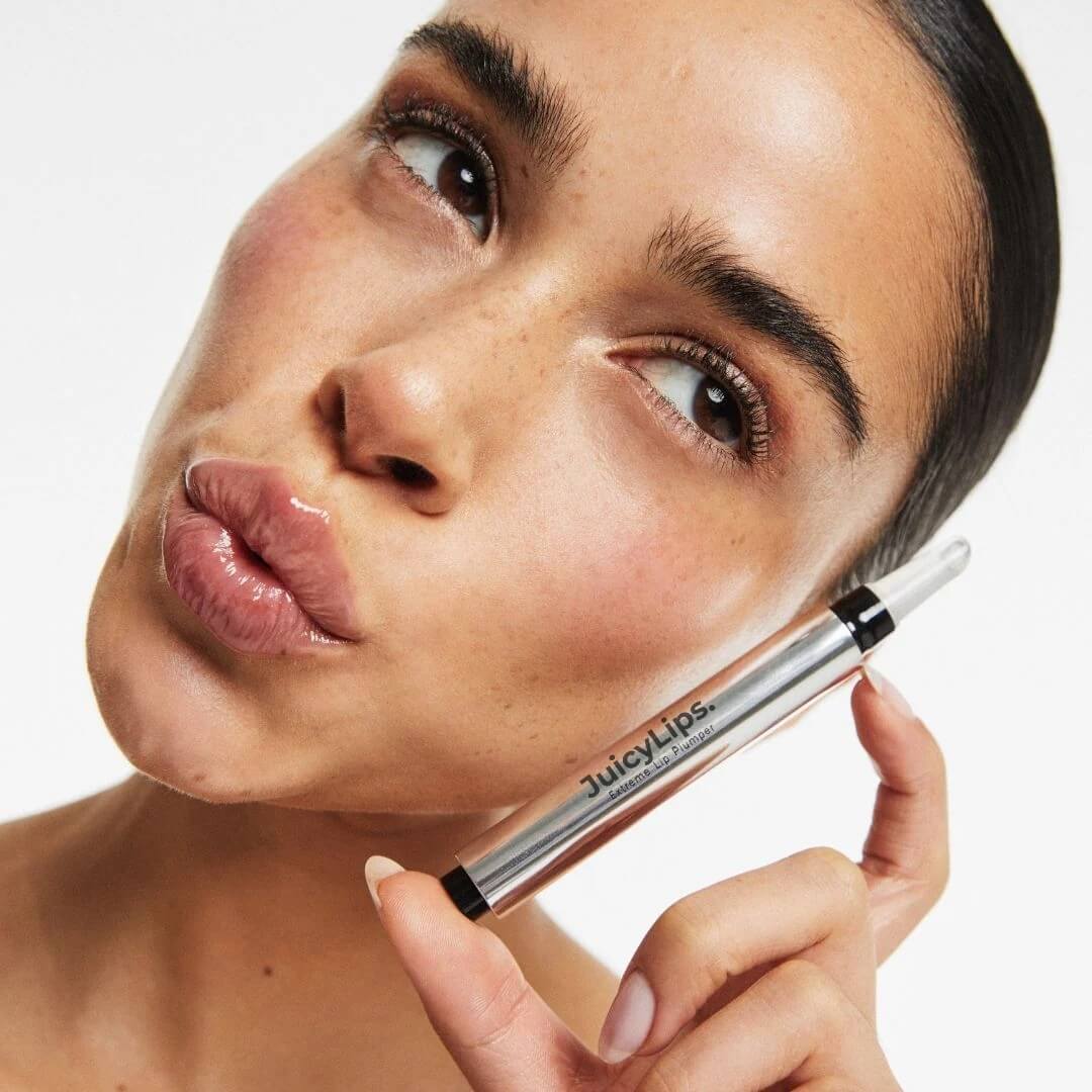 Close-up glänzender Lippen mit JuicyLips Korean Lip Plumper – natürlicher Glanz und Volumen