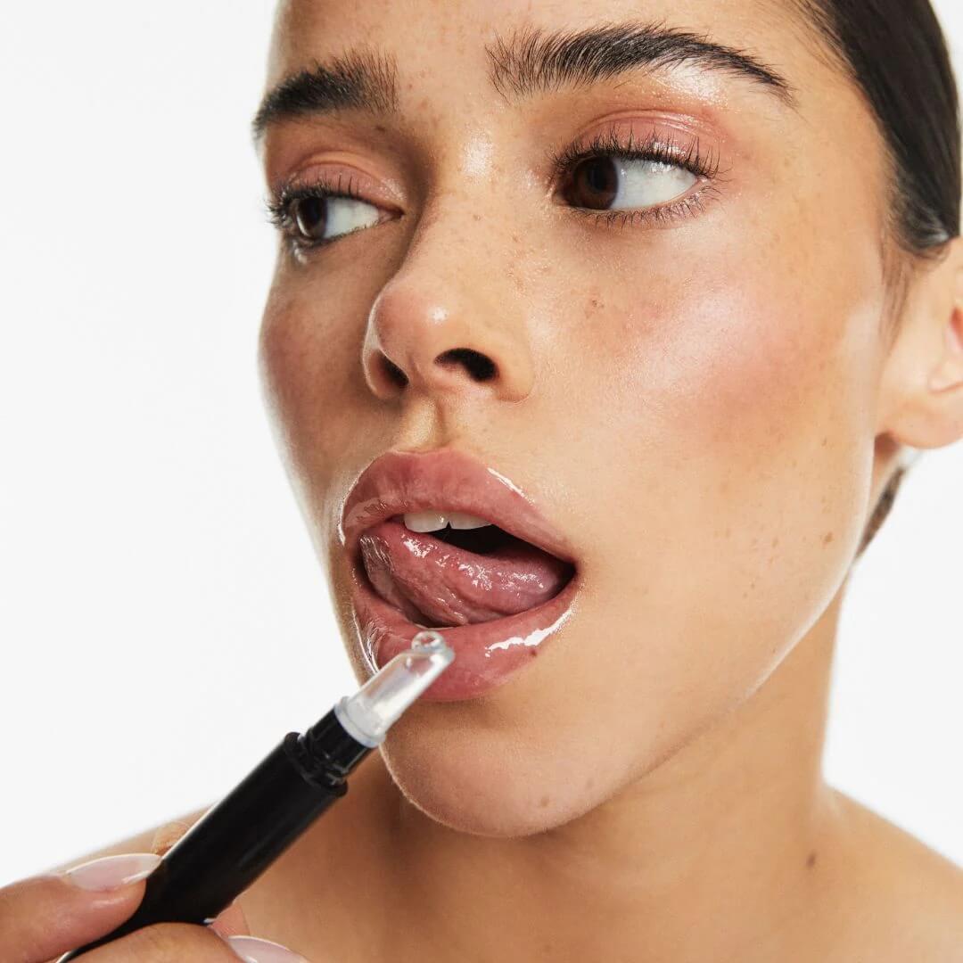 Textur des JuicyLips Lip Plumpers aufgetragen – glänzende, glatte Konsistenz